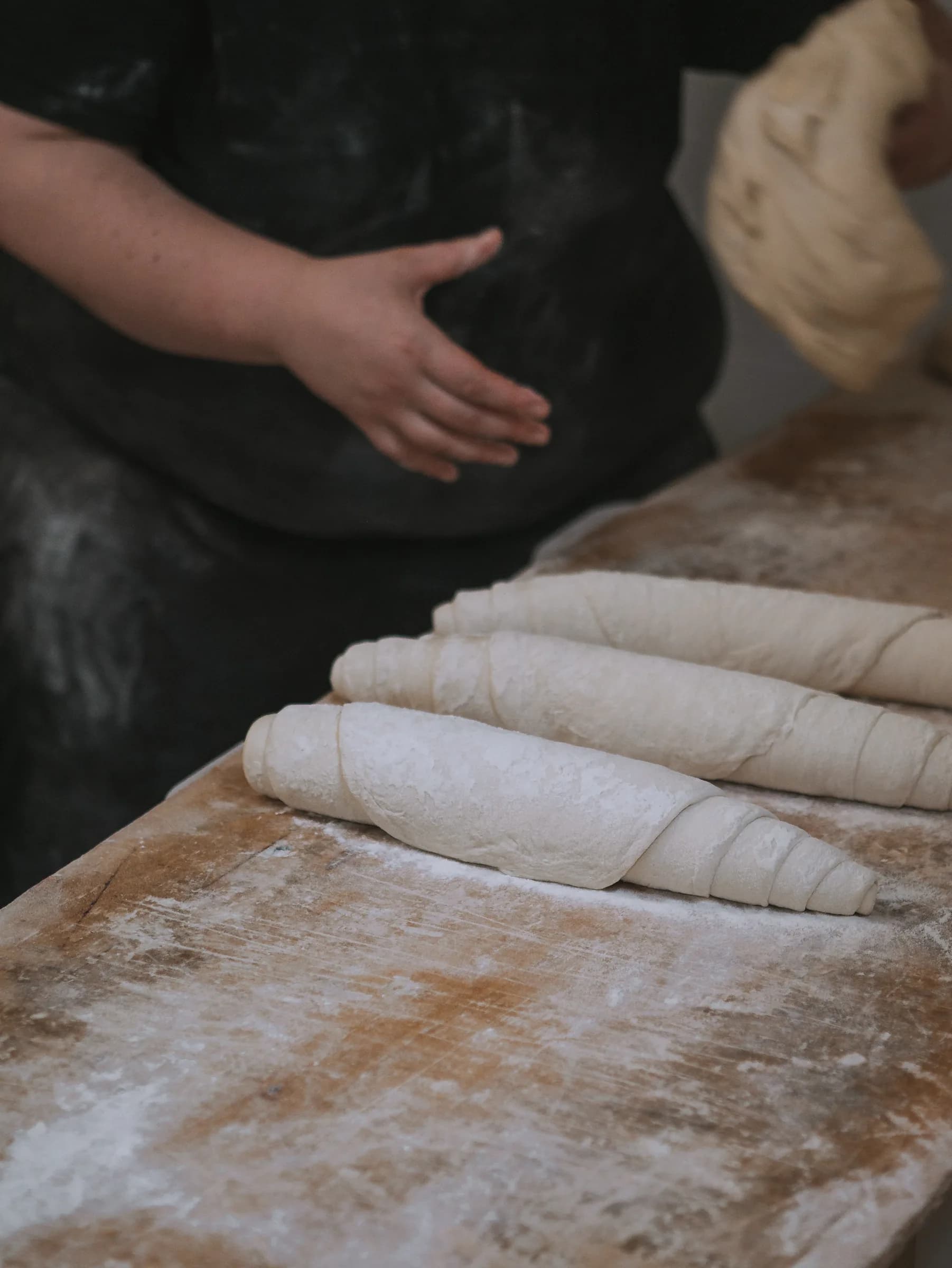 Filoni di pane in formatura sul banco infarinato