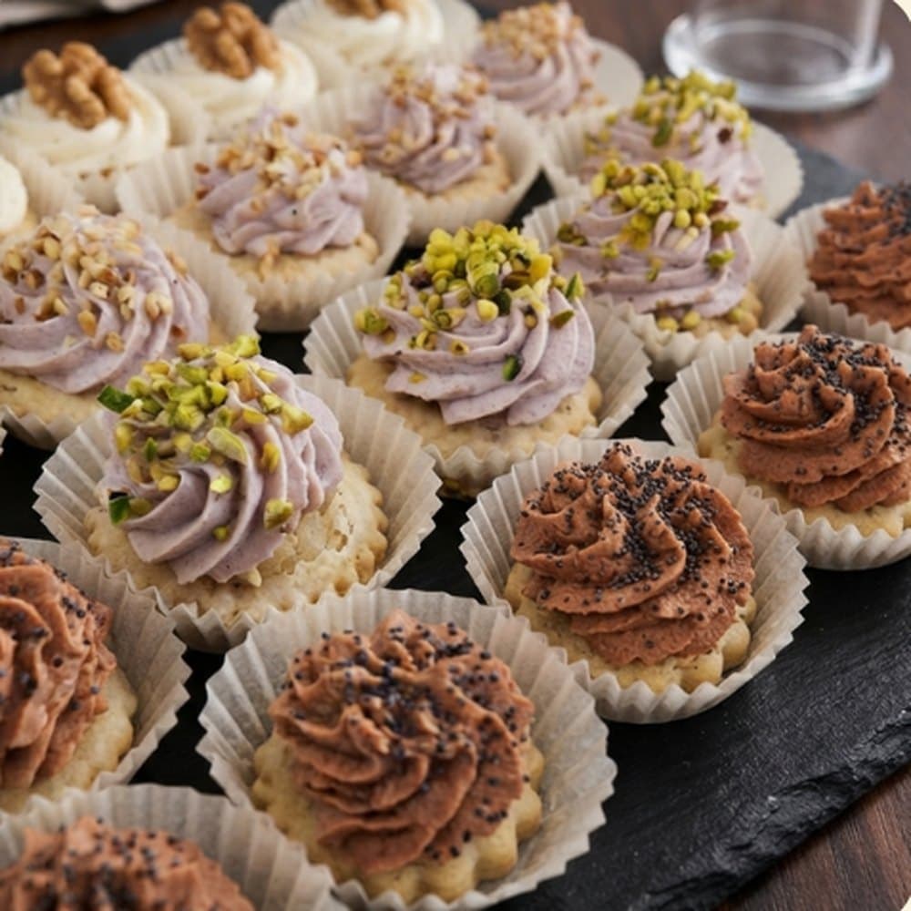 Vassoio di mignon freschi decorati, buffet dolci del Panificio Piccat